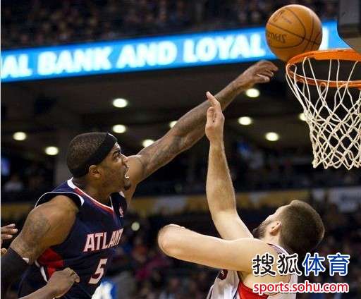  特雷杨超远压哨三分老鹰加时绝杀活塞